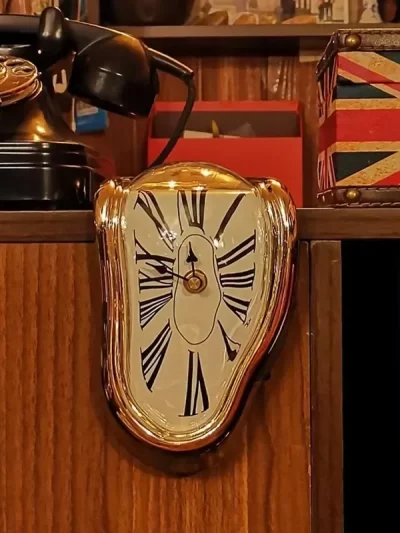 2024 New Novel Surreal Melting Distorted Wall Clocks